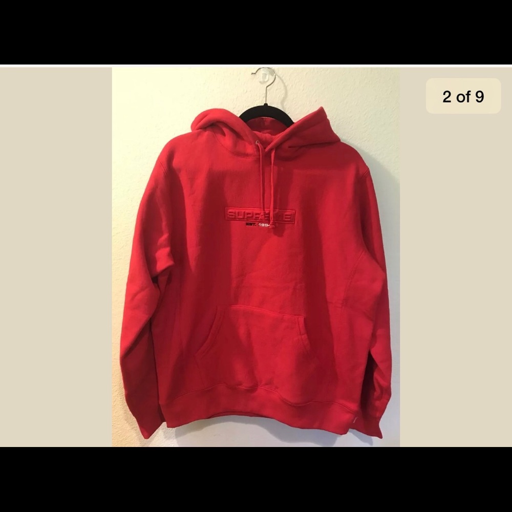 Supreme Logo Embossed Hoodie. Red. medium.SS18w10